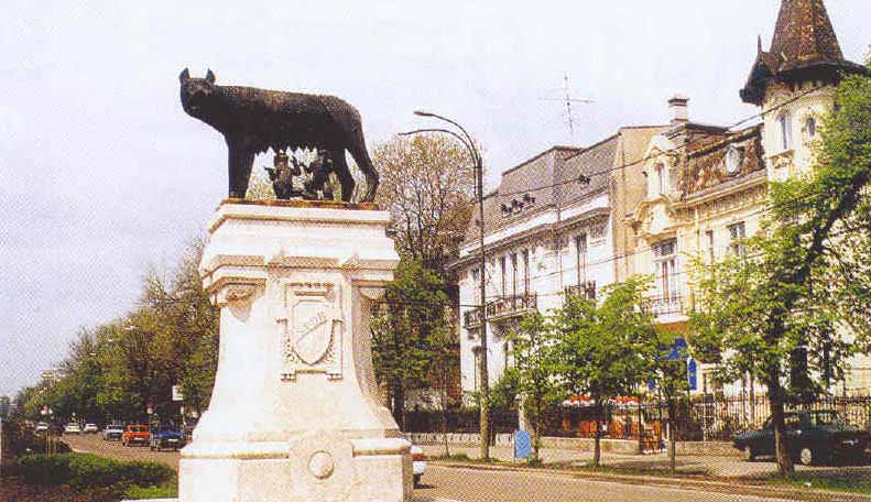 La plaza Romana, recordando a Roma, nuestro origen comn.