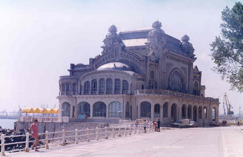 El antiguo casino, hoy convertido en acuario. Es el edificio ms representativo de la ciudad.
