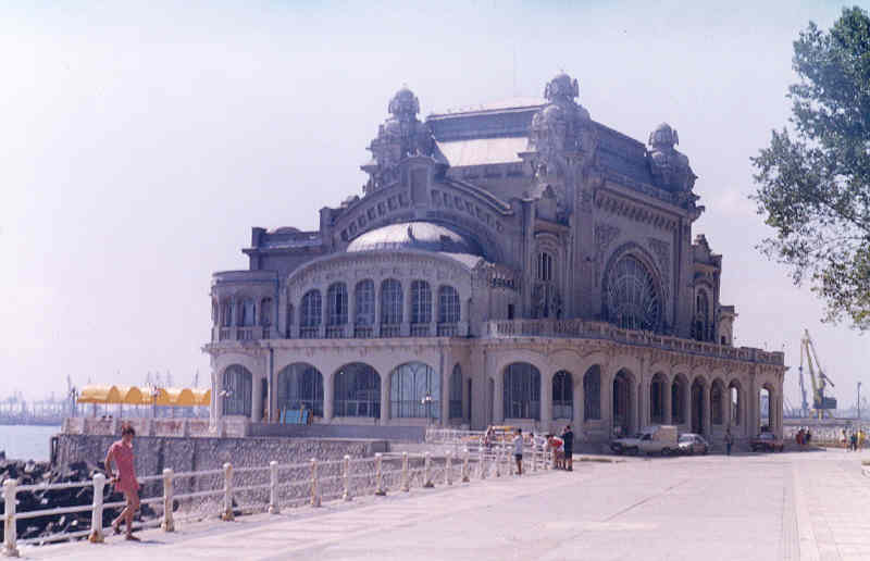 El Casino, el edificio ms representativo de la ciudad. Verano.