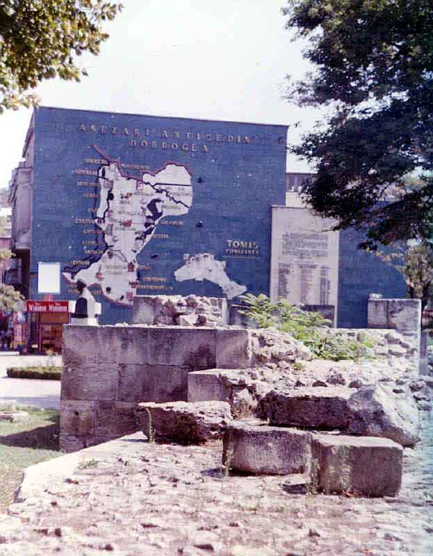 Algunas de las ruinas griegas de la ciudad con el mapa de la regin de Dobrogea al fondo.