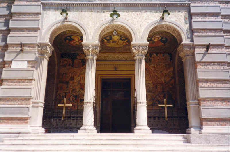 Entrada principal a la catedral ortodoxa de la ciudad, construida entre 1883 y 1885.