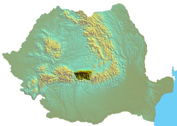 En oscuro los montes Fagaras que pertenecen al sector meridional de los Crpatos.