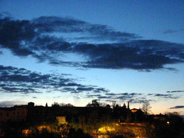 Altocmulus en el cielo nocturno de Segovia.