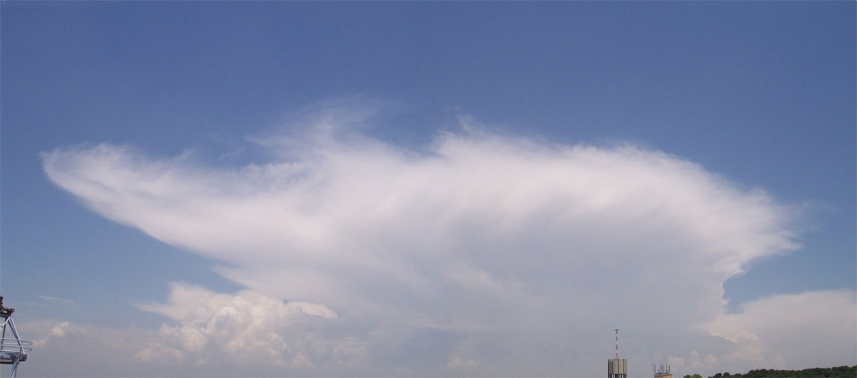 Yunque de un cumulonimbus capillatus convectivo situado en el lado norte del Sistema Central.
