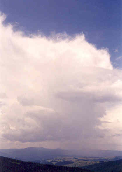 Cumulonimbus con chubasco de lluvia en los Crpatos Orientales grupo Norte, Transilvania, Rumana.