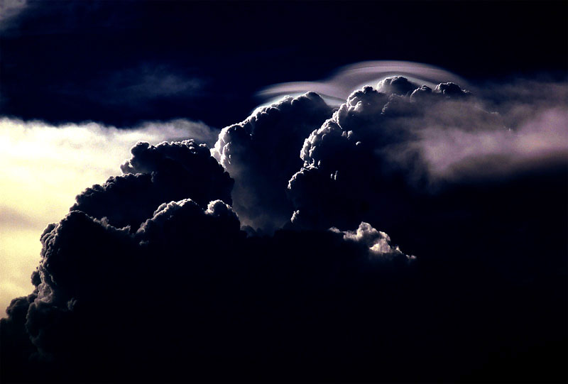 Cumulonimbus calvus convectivo con formacin sobre su cima de pileus, fotografiado al anochecer.