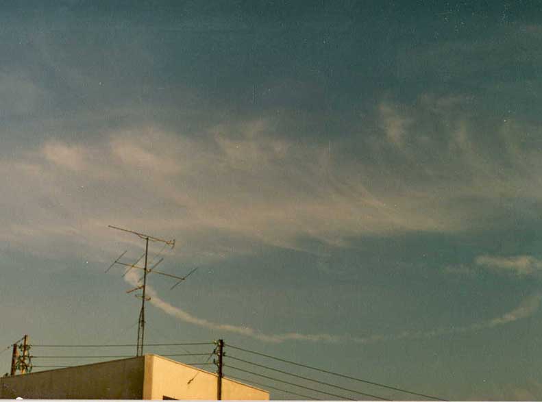 Cirrus vertebratus, parte superior de la imagen.