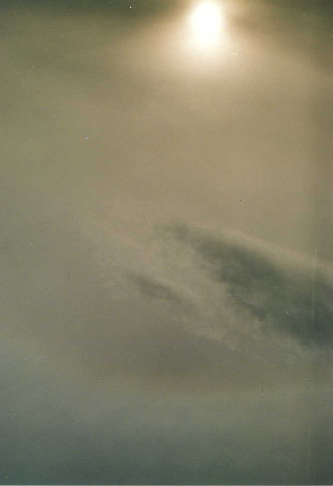 Velo de cirrostratus nebulosus, con formacin de halo, parte inferior de la fotografa.