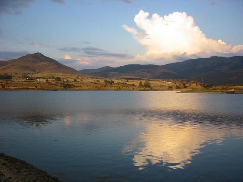 Cmulus mediocris reflejndose en las aguas del pantano de la Granja de San Ildefonos, Segovia.