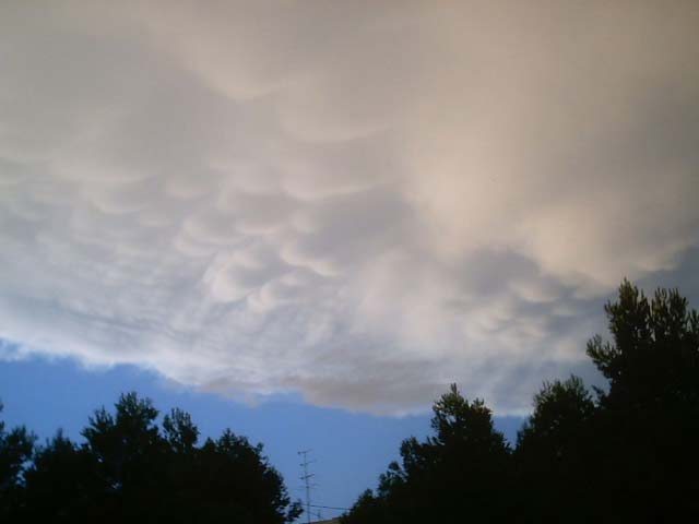 Mamma colgando de un cumulonimbus.