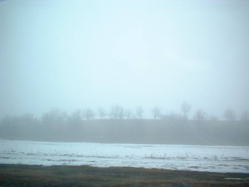 Dentro de la niebla en las cercanas de la localidad de Sinaia, Rumana, 26 de enero de 2003.
