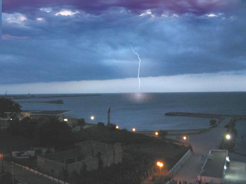 Rayo cayendo en el mar. Fotografa realizada en Mangalia, Mar Negro, Rumana, por http://www.wunderground.com/wximage/imagesearch.html?handle=Doru&handlebox=1&submit=go 
    Doru.