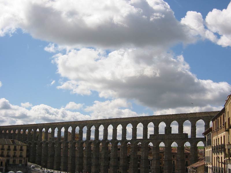 Estratocmulos en la ciudad de Segovia, acompaando al acueducto.