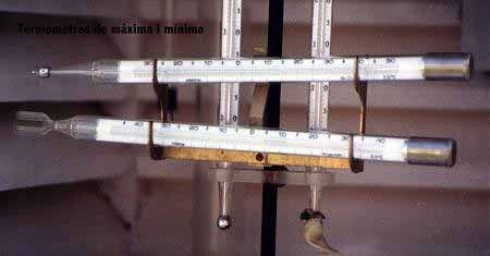 Termmetro de mxima -el superior- y mnima -el inferior-.