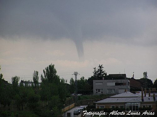 Tuba desde la base de un cumulonimbo, mayo de 2004.