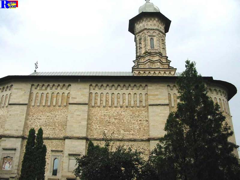 Imagen exterior de la iglesia del monasterio de Dragomirna.