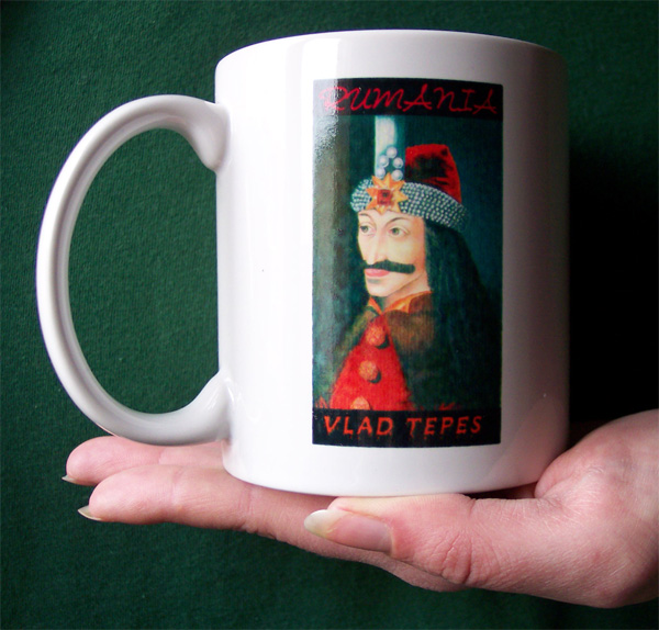Taza de cerámica con la imagen de Vlad Tepes o Drácula.