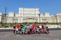 Grupo de montaa Alpino Tabira en la Casa del Pueblo, verano de 2013.