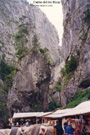 El can del ro Bicaz. Puestos para turistas.