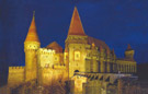Fachada principal del castillo, imagen nocturna.