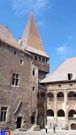 Entrada principal, torre de defensa y a la izquierda entrada a la Sala de los Caballeros y a la escalera en espiral.
