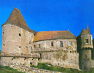 Entrada antigua y torre Blanca a la izquierda, lado sureste del castillo.