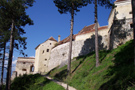 Fachada oeste y camino principal de acceso a la fortaleza de Râsnov