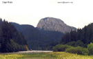 El lago y al fondo el pico Suhardul Mare.