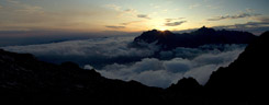 Panormica con ocaso y mar de nubes de estratocmulos, sobre el
Macizo del Cornin de Picos de Europa, el sol est sobre la Torre de la Bermeja, siendo el pico ms
alto (el puntiagudo) el Pea Santa (2596m).