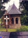 Pequeña ermita en el cementerio del monasterio de Dragomirna.