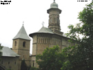 La iglesia y la torre defensiva de la entada al monasterio de Dragomirna.