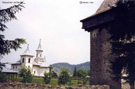 En primer trmino la torre de defensa del monasterio y al fondo, la iglesia catlica de la localidad de Humor.