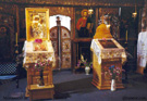 Imagen parcial del altar de la iglesia, con los dos iconos de culto. Monasterio de Humor