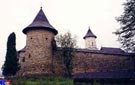 Exterior fortificado del monasterio de Moldovita.