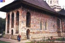 Imagen del prtico y de la fachada sur de la iglesia, con nuestra traductora y una de las turistas del ltimo grupo.