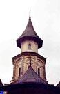 Vista general del elegante campanario de la iglesia del monasterio de Putna.