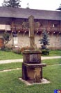 Cruz que se encuentra en el lado este de la iglesia del monasterio de Putna.