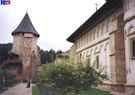 La torre primitiva de defensa y la fachada sur de la iglesia.