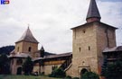 Interior de los muros defensivos del monasterio de Sucevita.