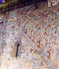 Fachada norte del monasterio de Sucevita, donde destaca la Escalera de las Virtudes y la historia del Paraiso.