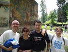 Algunos de nuestros turistas en el monasterio de Voronet.