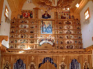 El altar de la iglesia.