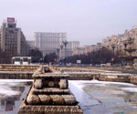 Las fuentes del bulevard Unirii, al fondo la Casa del Pueblo, durante el invierno.