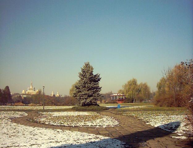 El lago Herastrau, en el interior del parque del mismo nombre. Al fondo el edificio de la Prensa.