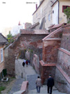 Escaleras de acceso a la zona medieval y contrafuertes de la muralla.