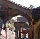 Escaleras de acceso a la zona medieval y contrafuertes de la muralla.