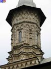 Vista ms cercana del elegante campanario de la iglesia del monasterio de Dragomirna.