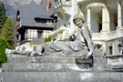 Estatua situada en los jardines del palacio.