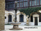 Uno de los patios interiores del palacio.